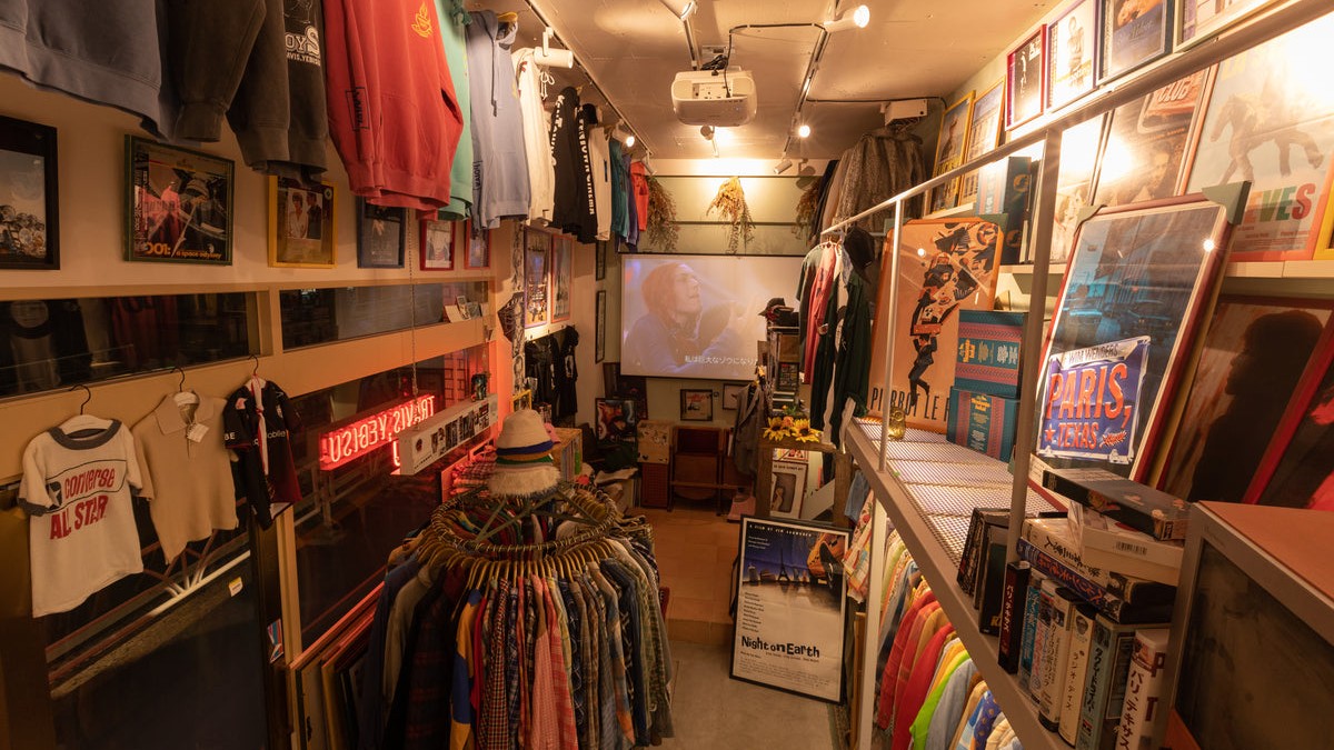 TRAVIS｜映画グッズに囲まれた古着ラックの店内