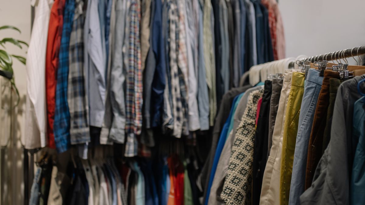 古着 初心者｜古着屋のラックに並ぶチェックシャツやパンツなどの古着