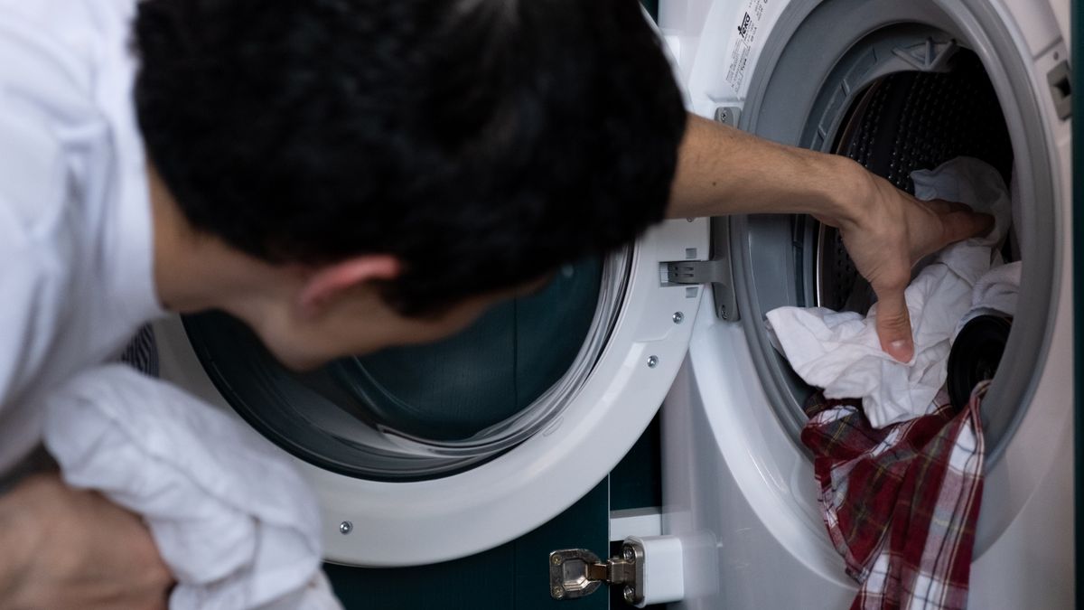 古着 洗濯 方法｜衣類を洗濯機に入れる様子