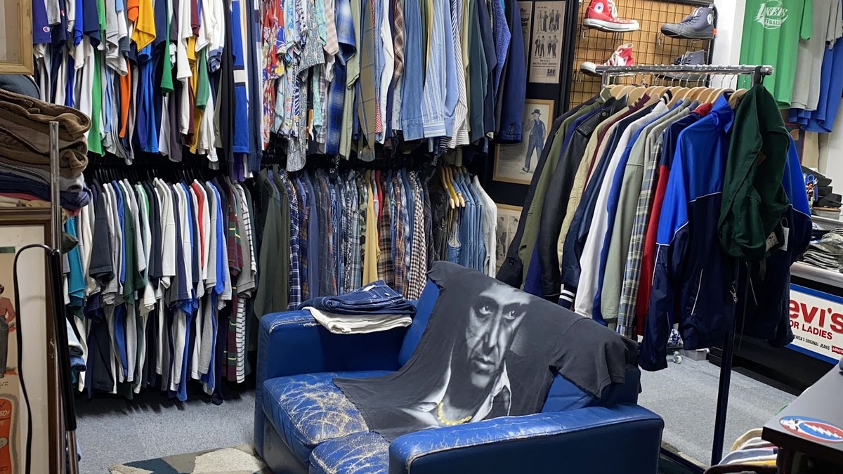 Leo's｜店内のラックとソファ