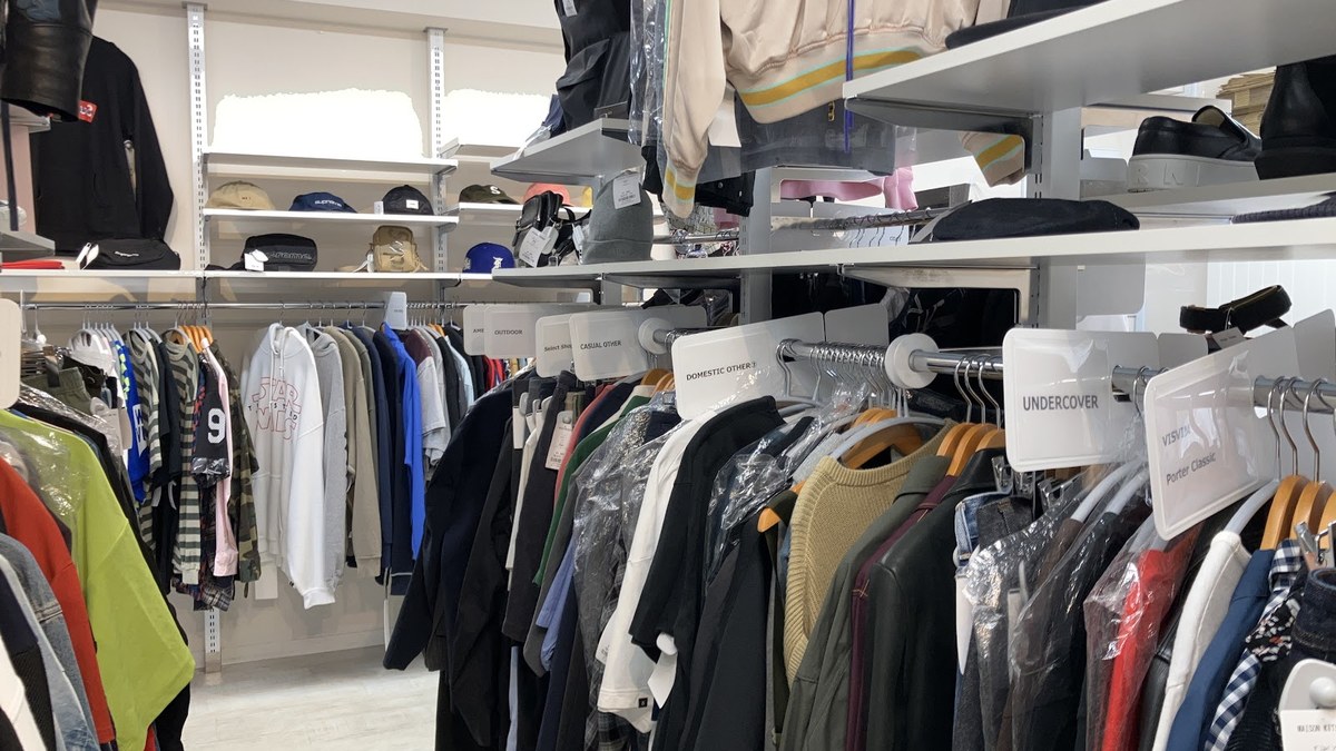 kindal 池袋店｜メンズの服と小物が並ぶ店内