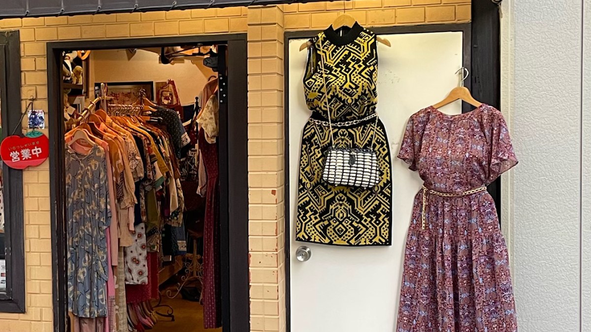 セレクト古着 おひさま洋品店｜店頭に並ぶレトロなレディース古着