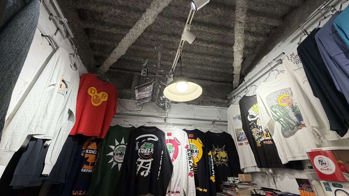 壱日 Vintage&Used Clothing Store｜店内のラックに並ぶ古着
