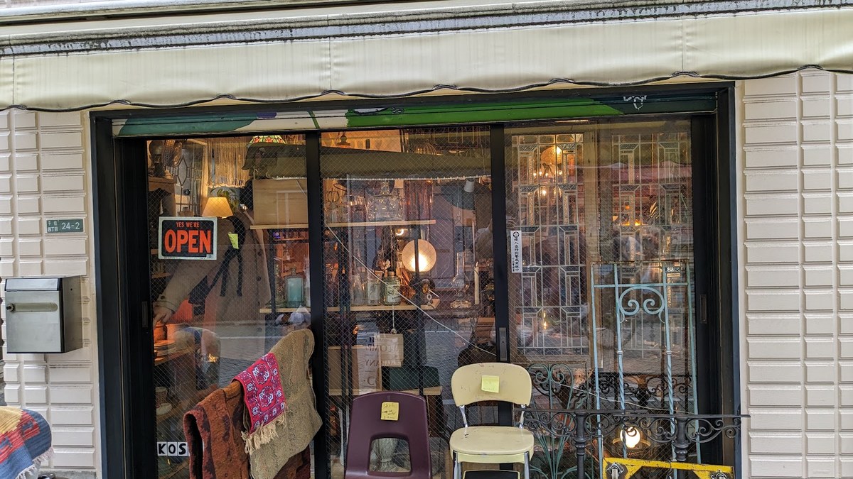 KOSORATO｜英仏アンティークが並ぶ店頭