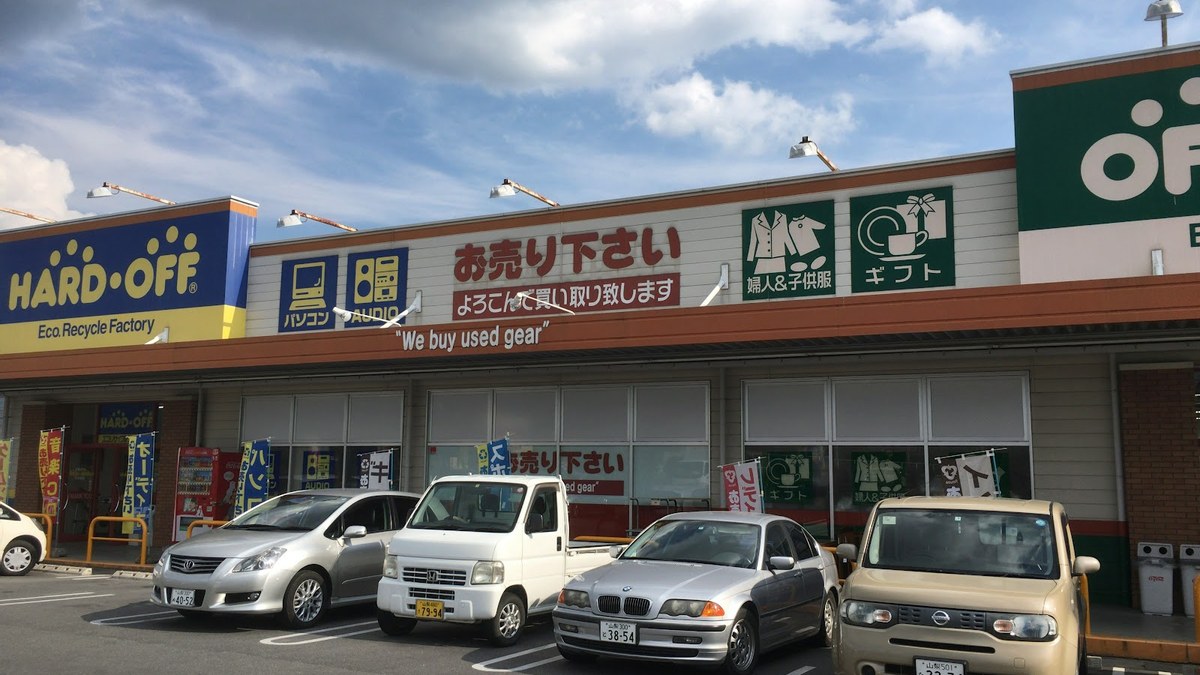 オフハウス アクロスプラザ山梨店｜店舗の様子