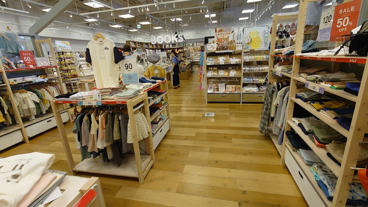 万代書店四日市日永店｜店舗の様子